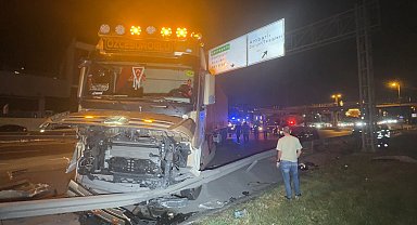 İstanbul- Beylikdüzü'nde, karşı yöne geçen TIR motosiklet ile 2 otomobile çarptı: 1 ölü, 1 yaralı