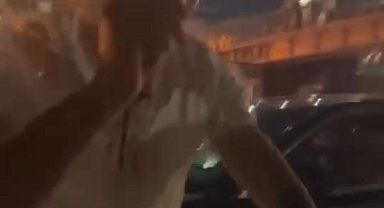 İstanbul - Beyoğlu'nda trafikte tartıştığı sürücünün otomobiline tekme ve yumrukla saldırdı