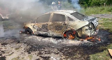 İstanbul- Büyükçekmece'de park halindeki otomobil yandı