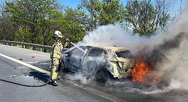 İstanbul - Büyükçekmece'de seyir halindeki otomobilde yangın çıktı