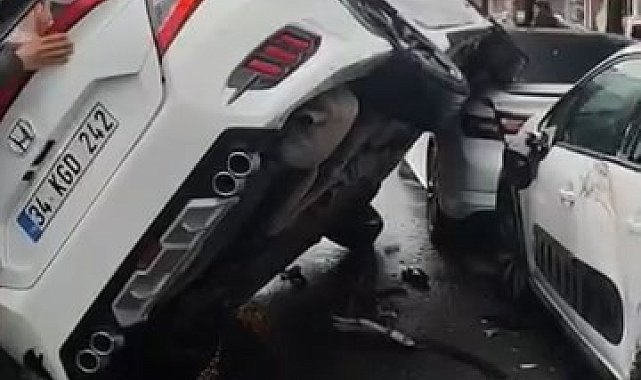 İstanbul - Esenyurt'ta caddede ilerleyen otomobil park halindeki aracın üzerine uçtu