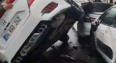 İstanbul - Esenyurt'ta caddede ilerleyen otomobil park halindeki aracın üzerine uçtu