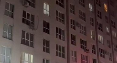 İstanbul - Esenyurt'ta sitede yangın; binanın 8'nci katından atlayan kadın hastaneye kaldırıldı