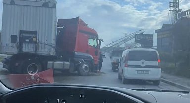İstanbul - Esenyurt'ta sürücüsünün direksiyon hakimiyetini kaybettiği TIR, refüjdeki PTS direğini devirdi