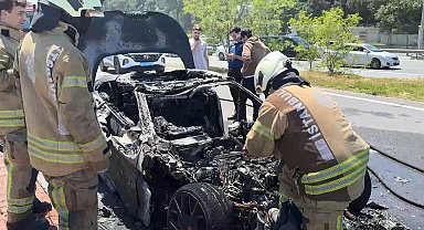 İstanbul - Eyüpsultan'da otomobil alev alev yandı: 20 milyon lira olduğu ortaya çıktı larla