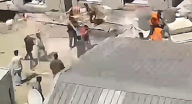 İstanbul- Gaziosmanpaşa'da inşaat işçilerinin taşlı sopalı kavgası kamerada