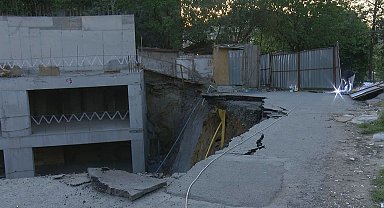 İstanbul - Gaziosmanpaşa'da inşaat kazısı sırasında yol çöktü - 1