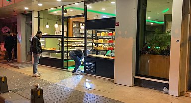 İstanbul - Gaziosmanpaşa'da sokakta husumetlileri ile karşılaştı; sığındığı kafede vuruldu