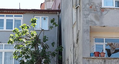 İstanbul - Gaziosmanpaşa'da yol çöktü, iki bina tahliye edildi