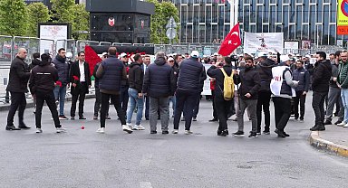 İstanbul- HAK-İŞ Taksim'deki Cumhuriyet Anıtı'na çelenk bıraktı
