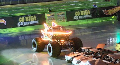 İstanbul - Hot Wheels'ın dev tekerlekli canavar kamyonları İstanbul'da şov yaptı