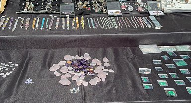 İstanbul - İstanbul'da pırlanta kaçakçılarına operasyon: 250 milyon liralık değerli taş ele geçirildi