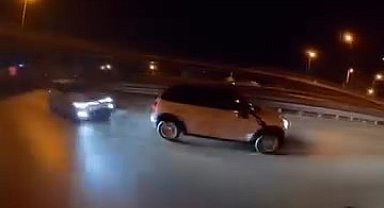 İstanbul- Kadıköy'de otomobile arkadan çarptı, motosikletli son anda kurtuldu; kaza anı kamerada