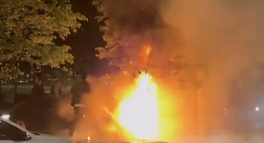 İstanbul- Kartal'da, otomobil ile çarpışan motosiklet alev aldı