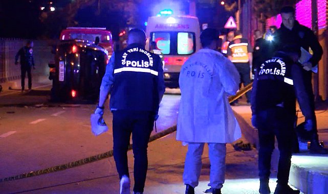 İstanbul - Kartal'da otomobil kaldırıma çarpıp devrildi: 1 ölü
