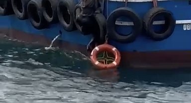 İstanbul - Kartal'da vapurdan denize düşen kadını balıkçılar kurtardı