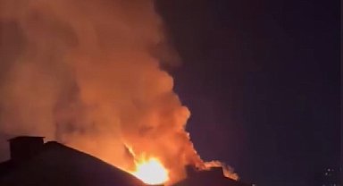 İstanbul - Küçükçekmece'de 7 katlı binanın çatısı alev alev yandı; havai fişek iddiası