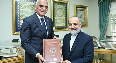 İstanbul- Kültür ve Turizm Bakanı Ersoy, İstanbul Mushafı'nı inceledi