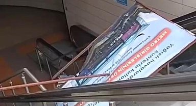İstanbul - Maltepe metro istasyonunda reklam panosunun kadın üzerine düşmesi kamerada