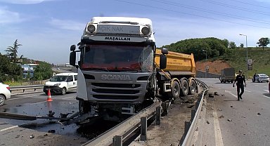 İstanbul-Maltepe'de şoförünün kediye çarpmamak için manevra yaptığı hafriyat kamyon bariyere çarptı