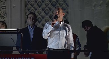 İstanbul - Özgür Özel, Beyazıt Meydanı'nda konuştu.