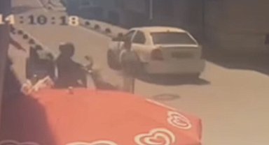 İstanbul - Silivri'de motorsiklet ile skuterin çarpıştığı kaza güvenlik kamerasında