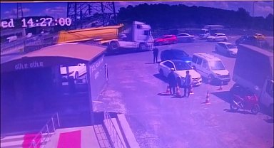 İstanbul - Sultanbeyli'de hafriyat kamyonu otomobilin üzerinde devrildi; o anlar kamerada