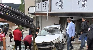 İstanbul - Sultanbeyli'de otomobil iş yerine girdi - 2 Ek görüntü ve fotoğrafla