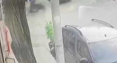 İstanbul - Sultangazi'de motosiketli hafif ticari araca çarparak takla attı