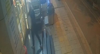 İstanbul - Sultangazi'de sadaka kutusu hırsızlığı güvenlik kamerasında