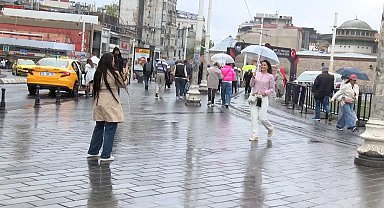 İstanbul- Taksim Meydanı'nda rüzgar ve yağmur zor anlar yaşattı