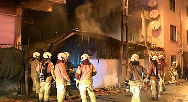 İstanbul - Ümraniye'de gecekondu yangını; bitişikteki binada mahsur kalanları itfaiye kurtardı