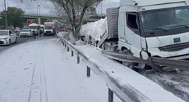 İstanbul - Zeytinburnu D-100'de alçı yüklü TIR bariyerlere çarptı; trafik yoğunluğu oluştu -1
