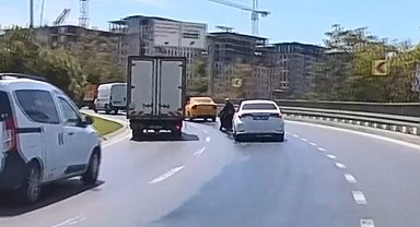 İstanbul - Zeytinburnu'nda yakıt dökülen yolda kaydı; sürücünün refleksiyle ölümden döndü
