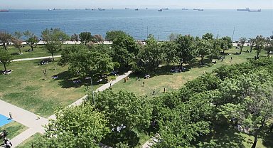 İstanbul'da tatili ve sıcak havayı fırsat bilenler park ve sahillere akın etti