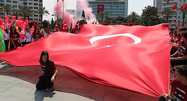İzmir'de 19 Mayıs coşkuyla kutlandı