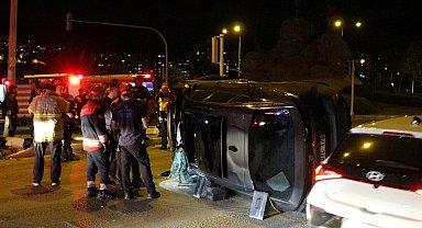 İzmir'de kontrolden çıkarak takla atan otomobil, trafik lambasına çarptı: 1 yaralı