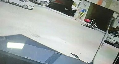 İzmir'de motosikletin kamyonun altında kaldığı kaza kamerada: 1 ölü, 1 yaralı