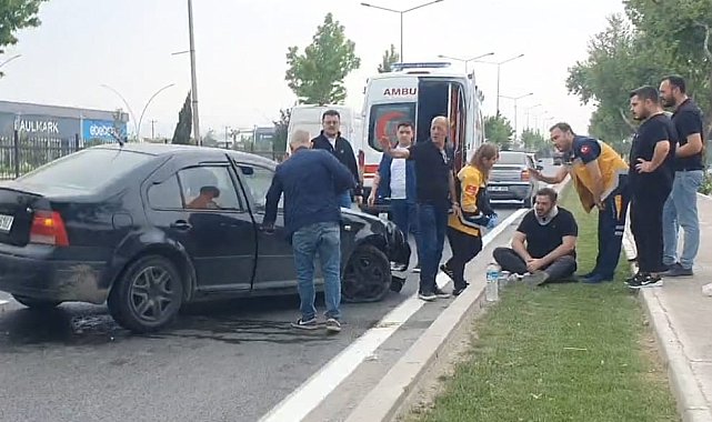 Kaldırım ile yön tabelasına çarpan otomobilin sürücüsü yaralandı