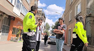 Kaldırımda yürürken motosikletli şüphelinin bıçaklı saldırında yaralandı