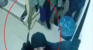 Kar maskeli 4 şüpheli, husumetlilerinin kapısını parçalayıp kaçtı; o anlar kamerada