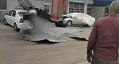 Kars'ta kuvvetli rüzgar, 2 iş yerinin çatısını uçurdu
