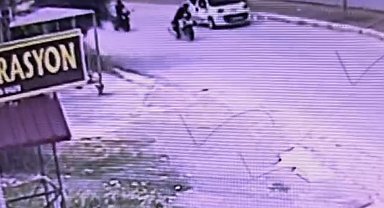 Kaskla defalarca araca vurup, sürücüsünü darbetti; o anlar kamerada