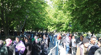 Kayseri'de domates fidesi dağıtımında kuyruk oluştu