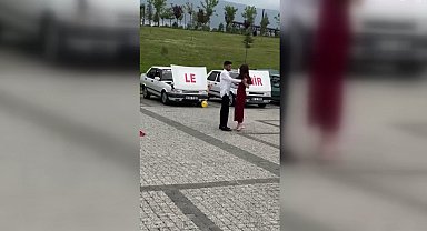 Kız arkadaşına, aynı marka ve model 8 otomobilin ön kaputlarındaki yazıyla evlilik teklif etti