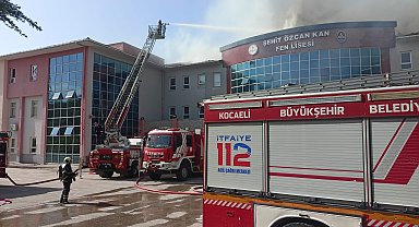 Kocaeli'de okul çatısında yangın