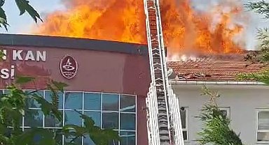 Kocaeli'de, tadilat sırasında okulun çatısında çıkan yangın söndürüldü