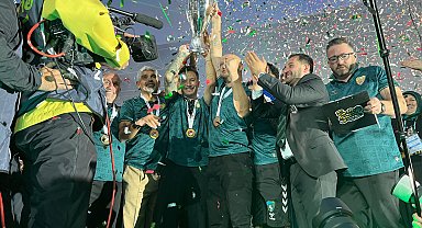 Kocaelispor şampiyonluk kupasını kaldırdı