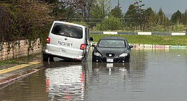 Kütahya'da sağanak; otomobilinde mahsur kalan sürücüyü polis kurtardı