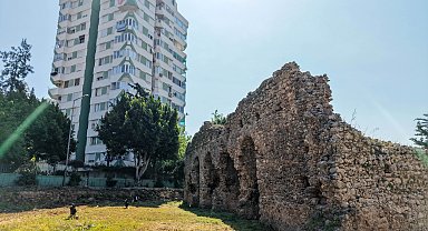Lüks konutların arasında kalan tarihi hamam zamana direniyor